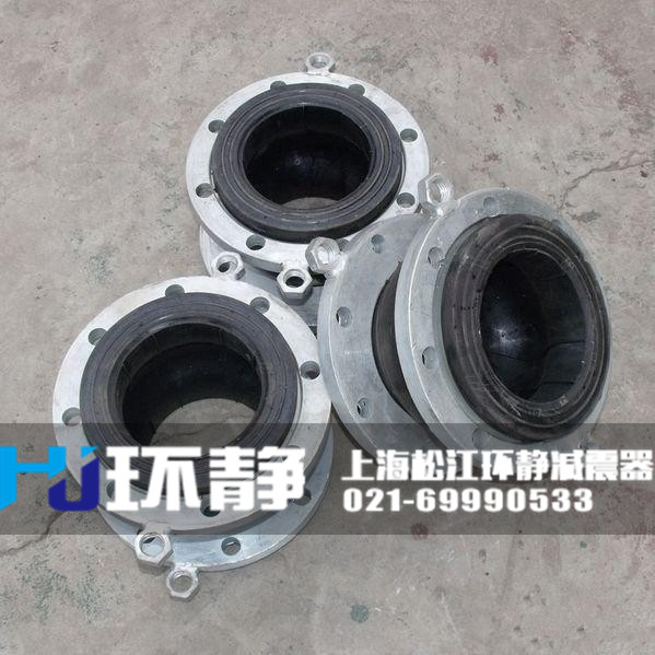 北京市朝陽區(qū)<a href=http://www.haiyx.com.cn/products/xiangjiaojietou/function/180.html target=_blank class=infotextkey>耐油<a href=http://www.haiyx.com.cn target=_blank class=infotextkey>橡膠接頭</a></a>的實際安裝圖 /></p>要的外事活動區(qū)。<br />北京市朝陽區(qū)橡膠接頭是一種高彈性、高氣密性，耐介質(zhì)性和耐氣候性的管道接頭。 橡膠接頭采用多層次球體結(jié)構(gòu)，吸振能力強，減振降噪效果好；能承受較高的工作壓力，抗爆力大，彈性足；對壓縮、拉伸、扭轉(zhuǎn)變形能較好的起到位移補償作用。
北京市朝陽區(qū)橡膠接頭的分類方式
1、北京市朝陽區(qū)橡膠接頭按連接方式分松套法蘭式、固定法蘭式和螺紋式3種。
2、北京市朝陽區(qū)橡膠接頭按結(jié)構(gòu)可分為單球體、雙球體、異徑體、彎球體及風(fēng)壓盤管等5種。
北京市朝陽區(qū)橡膠接頭由內(nèi)外層膠、簾布層和鋼絲圈組成管狀橡膠件，經(jīng)硫化成型后再與金屬法蘭或平行接頭松套組合而成。橡膠接頭可降低振動及噪聲，并可對因溫度變化引起的熱脹冷縮起補償作用，廣泛應(yīng)用于各種管道系統(tǒng)。
北京市朝陽區(qū)橡膠接頭在利用橡膠的基礎(chǔ)上，其特性與橡膠接頭一樣具有彈性、高氣密性、耐介質(zhì)性、耐候性和耐輻射性等有點，采用高強度、冷熱穩(wěn)定性強的聚酯簾子布斜交與之復(fù)合后，經(jīng)過高壓、高溫模具硫化而成。管道必須有固定支撐或固定托架，固定托架的力必須大于軸向力。垂直安裝和架空安裝時產(chǎn)品兩端需安裝相應(yīng)的固定支架和受力支架，以防止工作受壓后拉脫。
橡膠接頭主體采用極性橡膠，能較好地耐熱、耐油、耐腐、耐酸、耐老化。橡膠接頭廣泛應(yīng)用于各類建筑、廠礦、化工、石油等行業(yè)的水暖通風(fēng)管道，給水排水和循環(huán)水管道、冷凍管道、防腐管道、消防、壓縮機管道。以及實驗室、研究所、船舶、艦艇等設(shè)施上，用來防護和治理系統(tǒng)管道工程隔振降噪，位移補償。
環(huán)靜<a href=http://www.jianzhenqi.xin target=_blank class=infotextkey>減震器</a>管道設(shè)備有限公司專業(yè)生產(chǎn)橡膠接頭，有著豐富的經(jīng)驗，優(yōu)良的設(shè)備，歡迎您的選購。環(huán)靜管道作為專業(yè)的<a href=http://www.haiyx.com.cn target=_blank class=infotextkey>橡膠接頭廠家</a>，生產(chǎn)和供應(yīng)橡膠接頭型號有三十多種，并且橡膠接頭規(guī)格齊全，從而能夠為多種管道口徑的安裝環(huán)境做配套。歡迎大家來電咨詢和選購，聯(lián)系電話021-69990533.<h3>零部件材料</h3>
<table cellspacing=